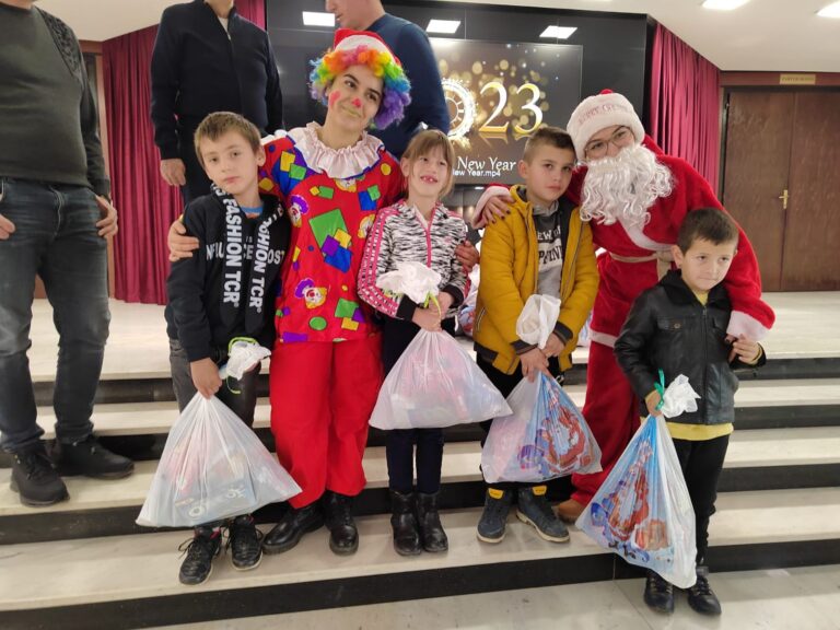 Подела новогодишњих пакетића
